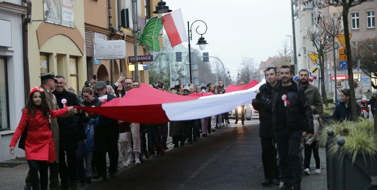 Rynkiem szli z wielką flagą