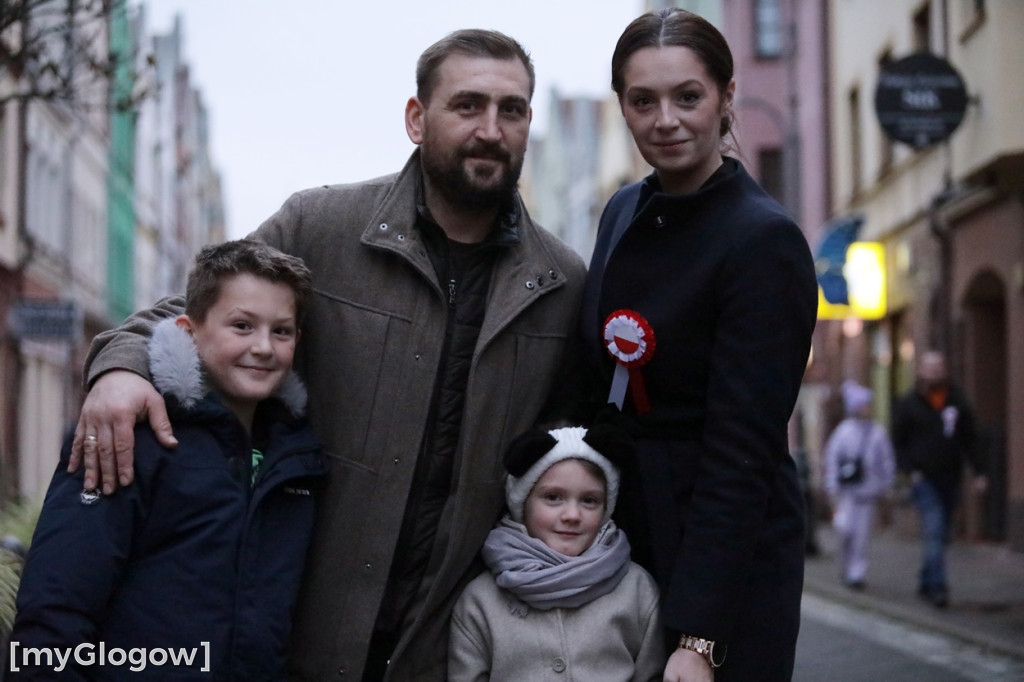 Rynkiem szli z wielką flagą