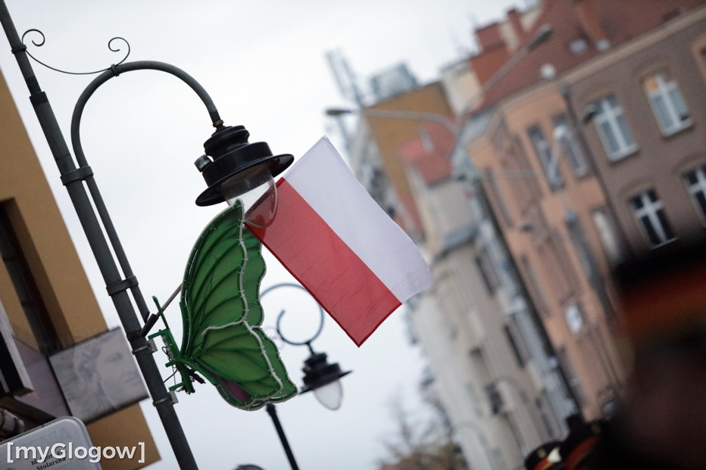 Rynkiem szli z wielką flagą