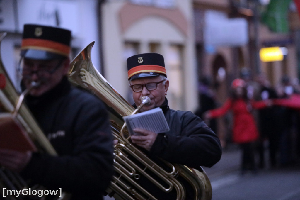 Rynkiem szli z wielką flagą