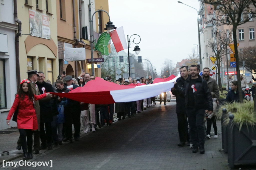 Rynkiem szli z wielką flagą