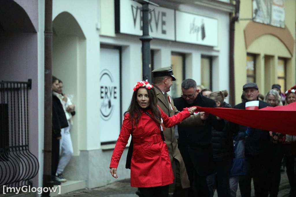 Rynkiem szli z wielką flagą