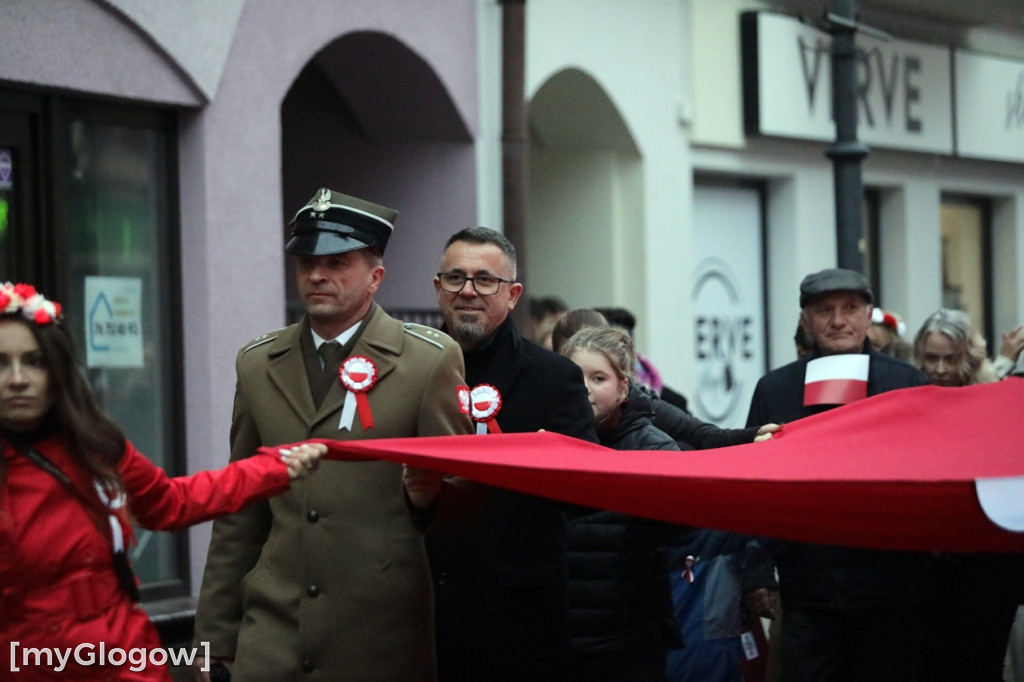 Rynkiem szli z wielką flagą