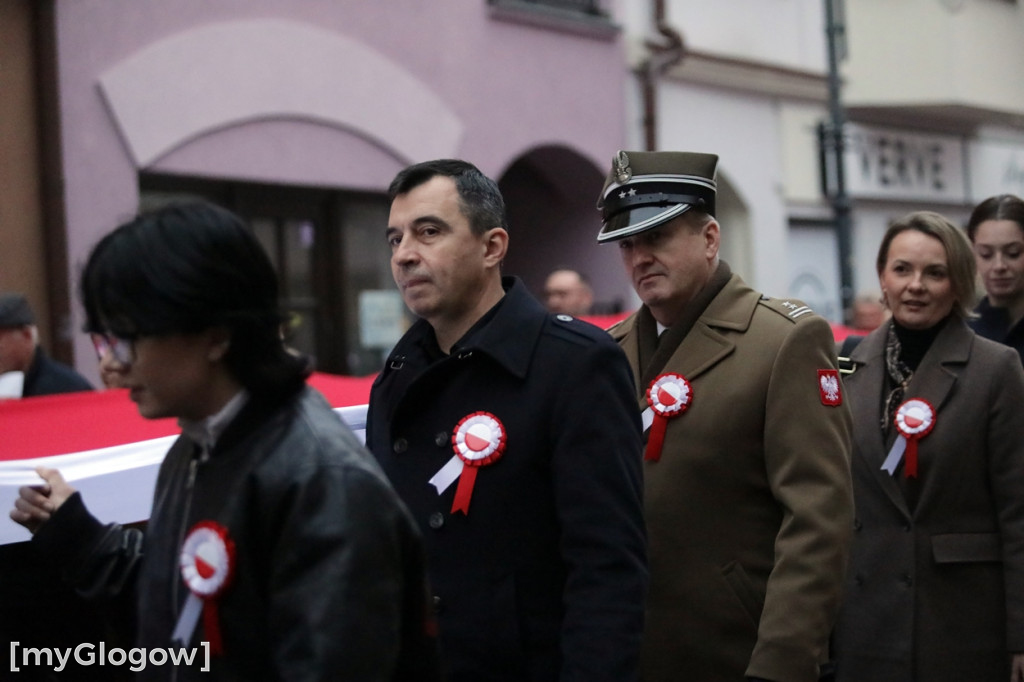 Rynkiem szli z wielką flagą