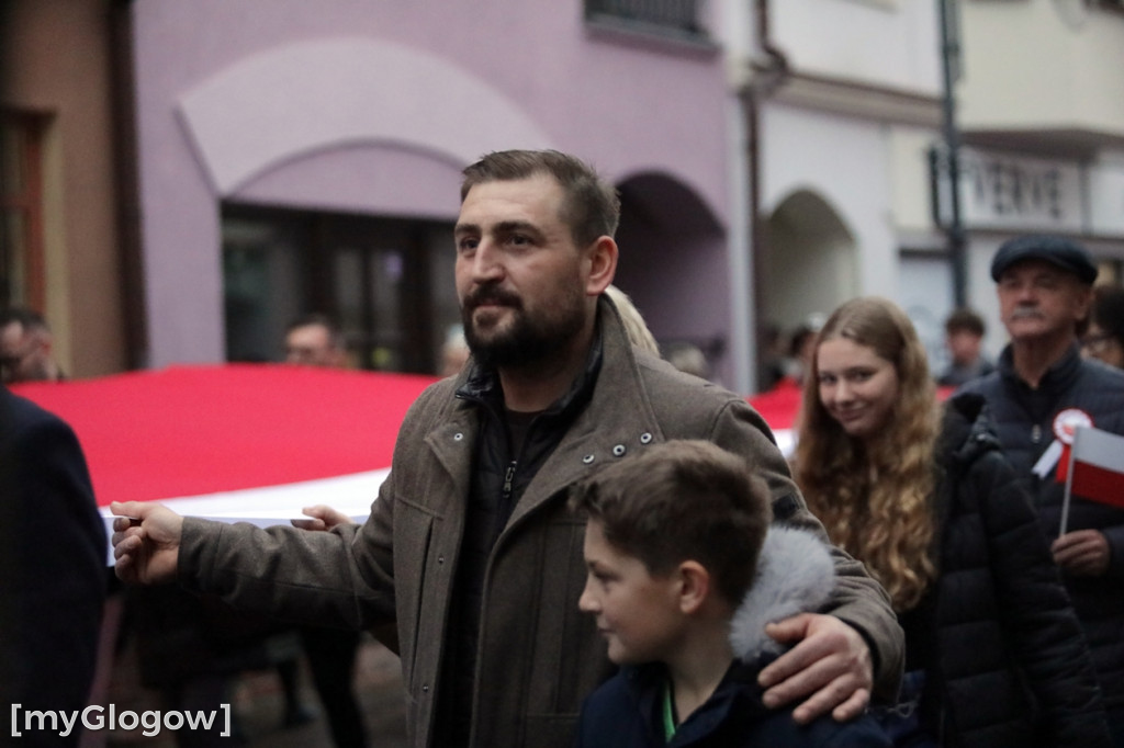 Rynkiem szli z wielką flagą