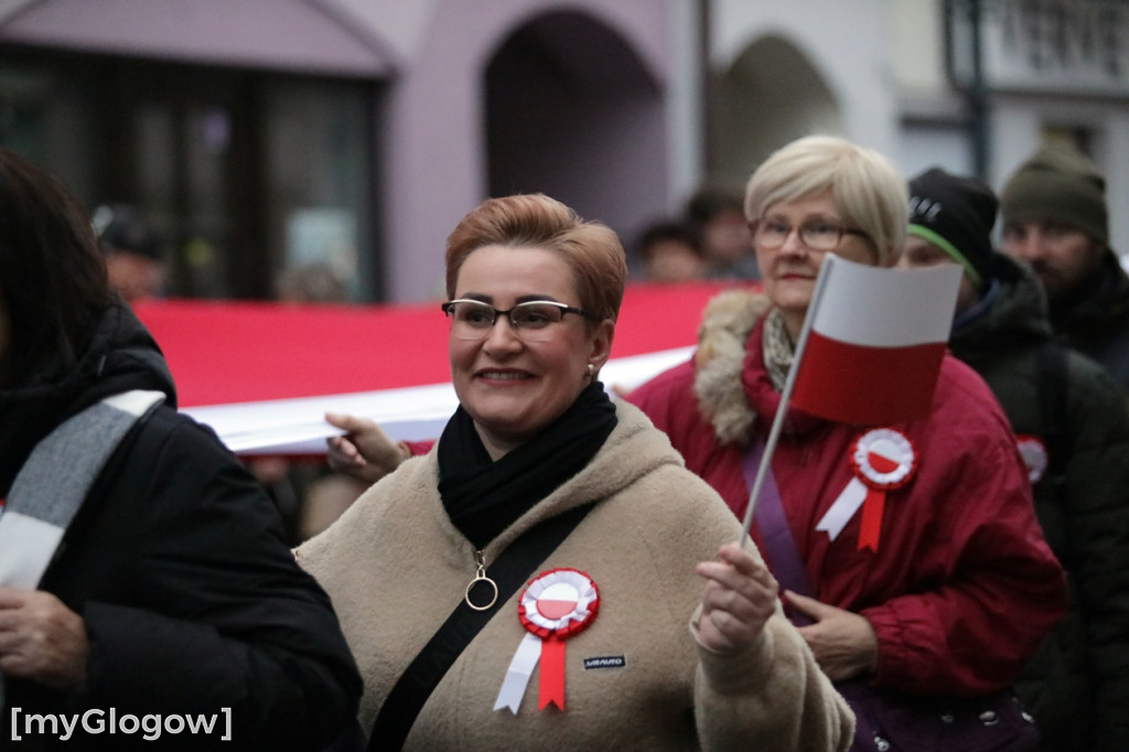 Rynkiem szli z wielką flagą