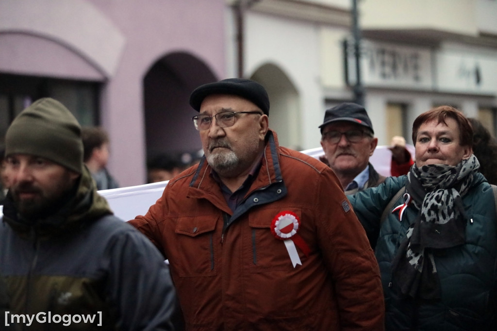Rynkiem szli z wielką flagą