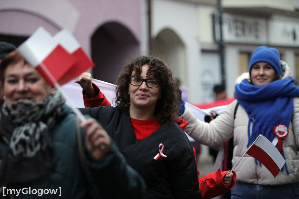 Rynkiem szli z wielką flagą