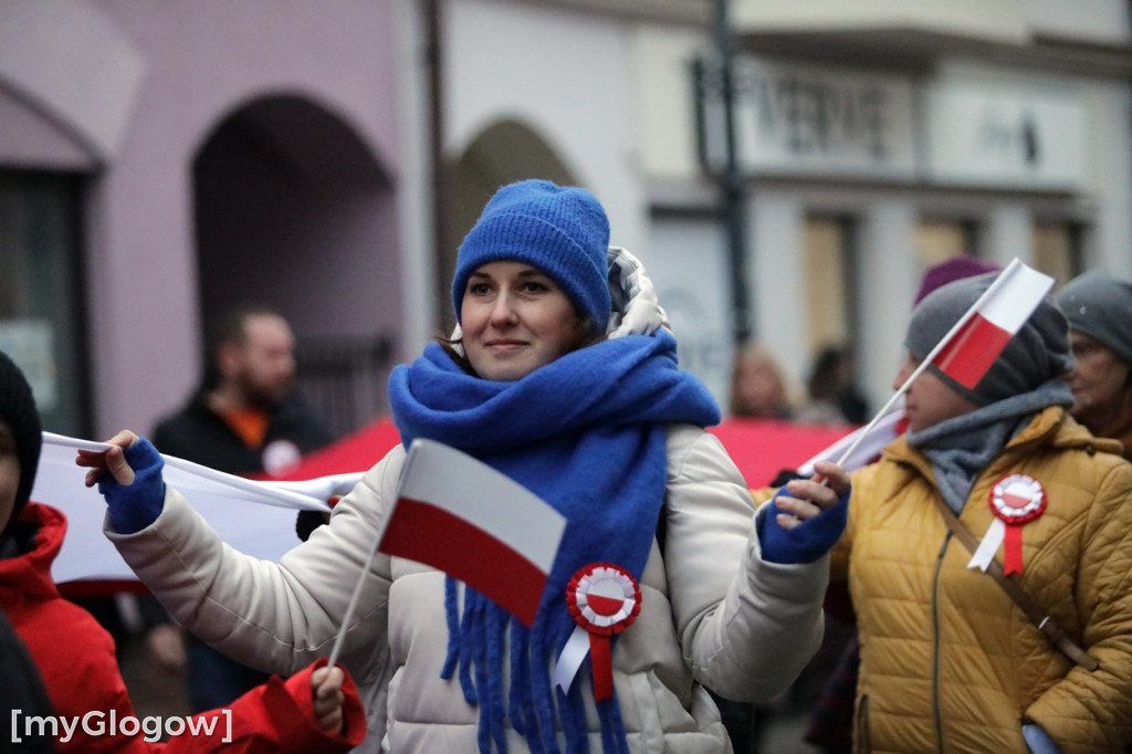 Rynkiem szli z wielką flagą