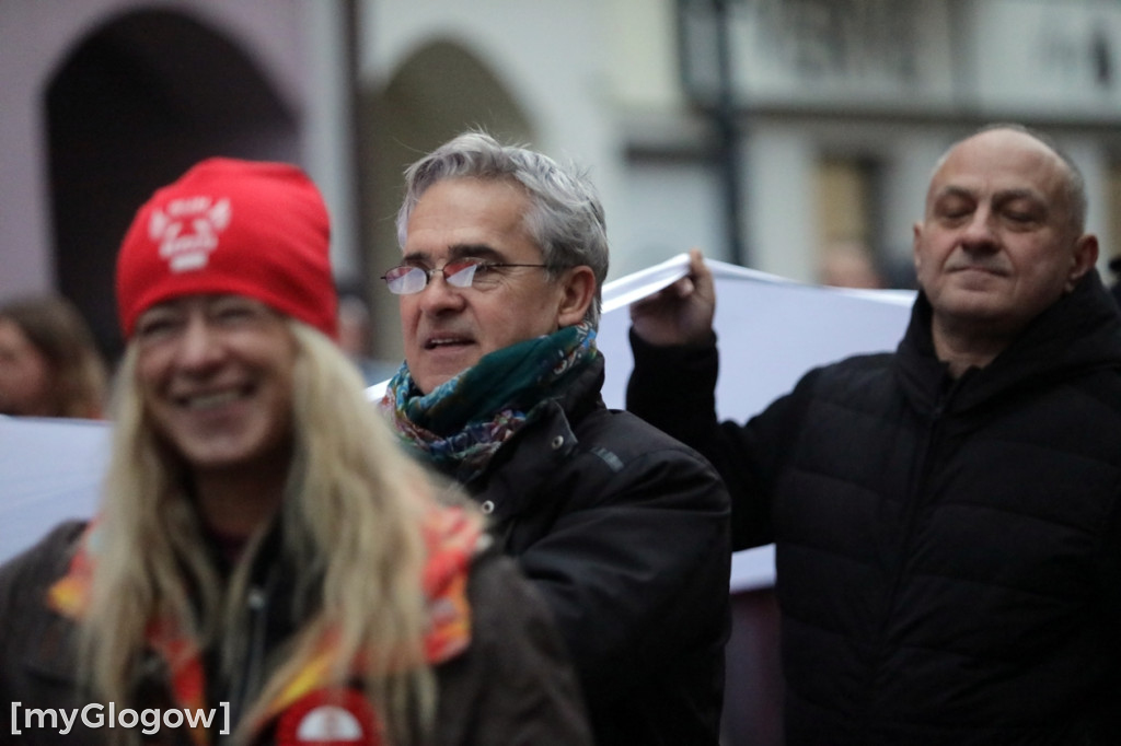 Rynkiem szli z wielką flagą