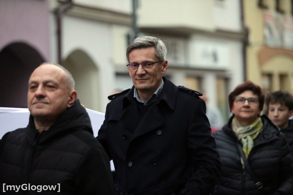 Rynkiem szli z wielką flagą