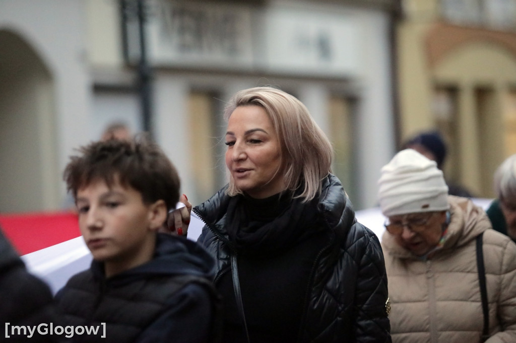 Rynkiem szli z wielką flagą