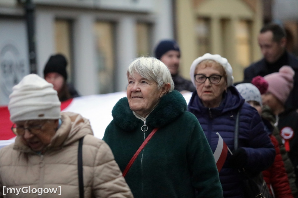 Rynkiem szli z wielką flagą