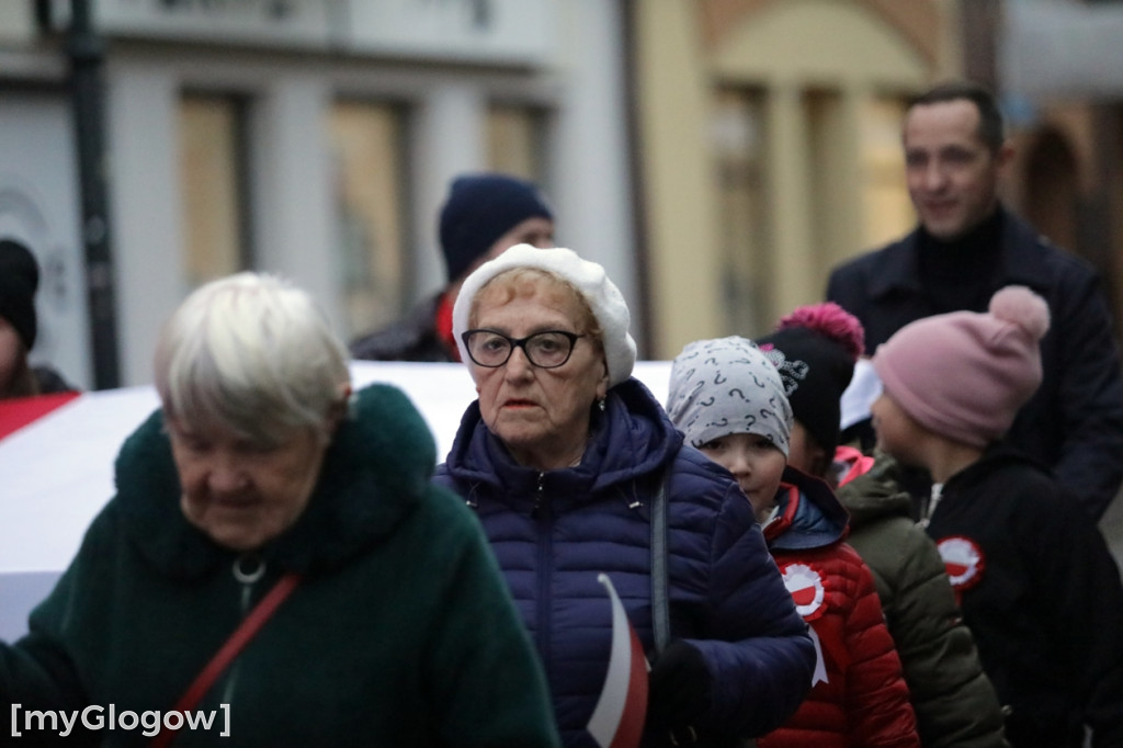 Rynkiem szli z wielką flagą