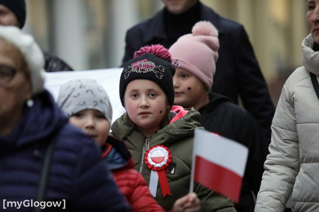 Rynkiem szli z wielką flagą