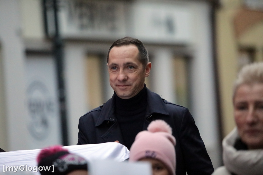 Rynkiem szli z wielką flagą