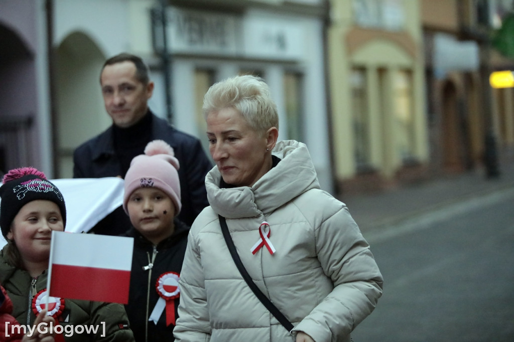 Rynkiem szli z wielką flagą