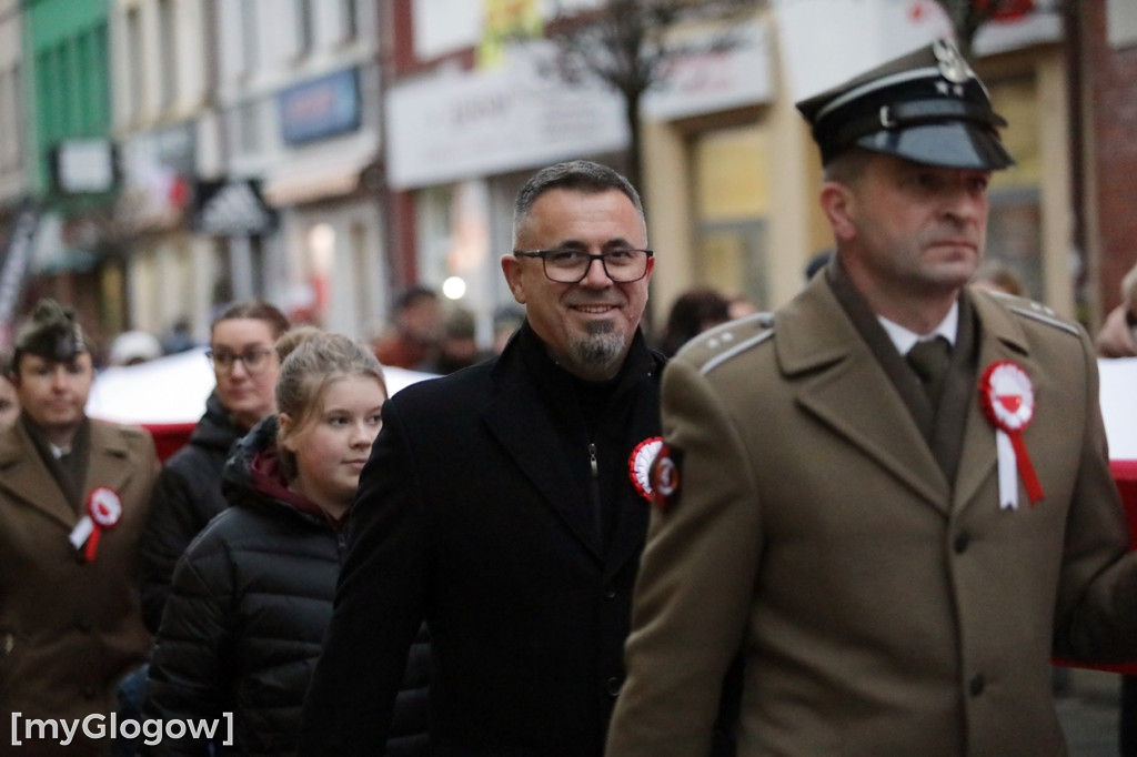 Rynkiem szli z wielką flagą