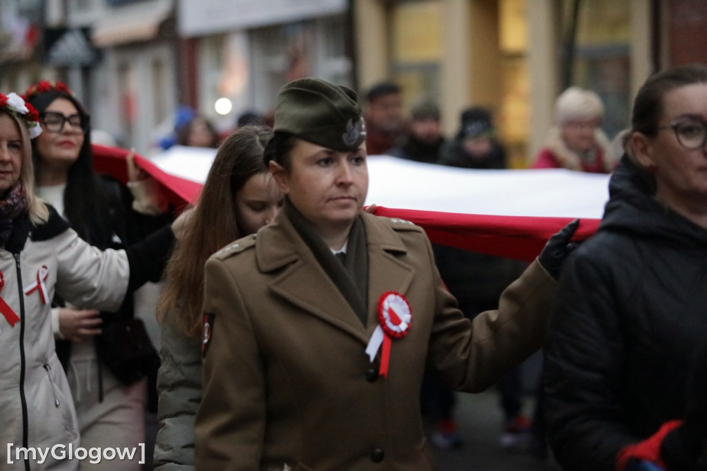 Rynkiem szli z wielką flagą