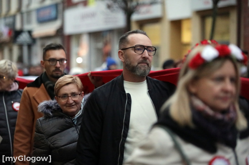 Rynkiem szli z wielką flagą