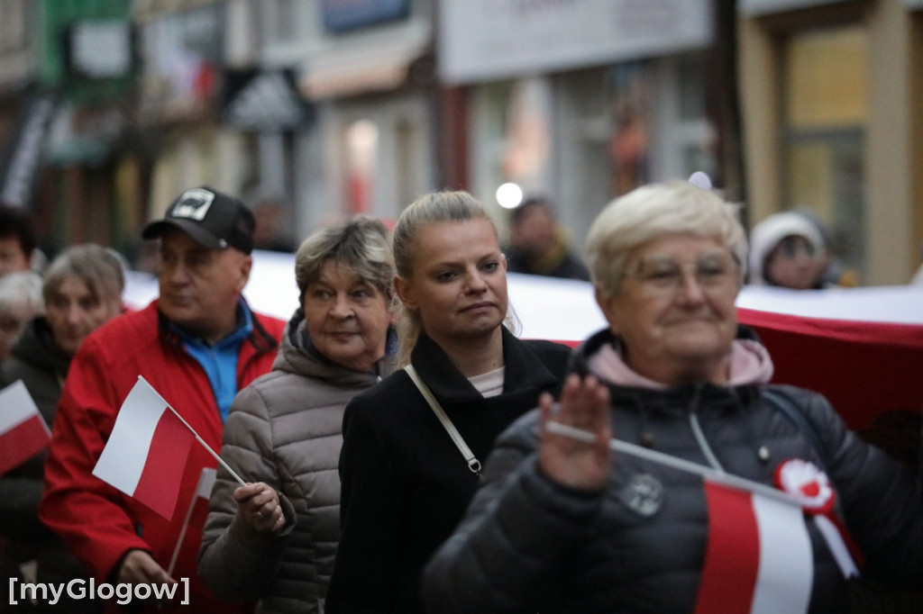 Rynkiem szli z wielką flagą