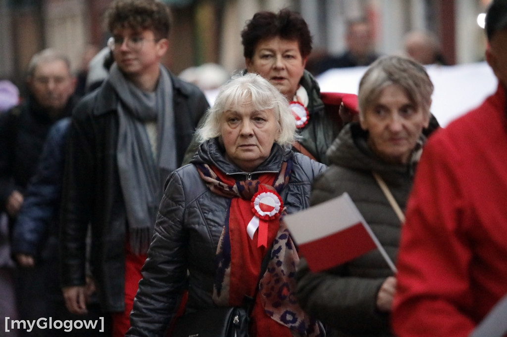 Rynkiem szli z wielką flagą