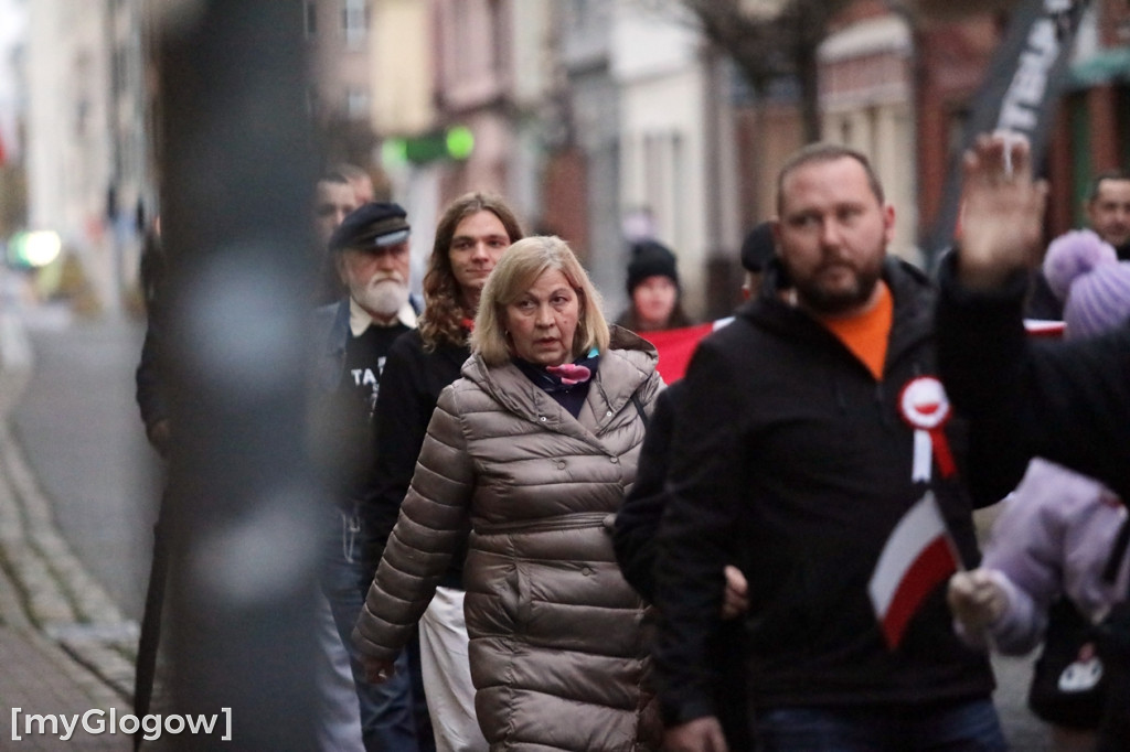 Rynkiem szli z wielką flagą