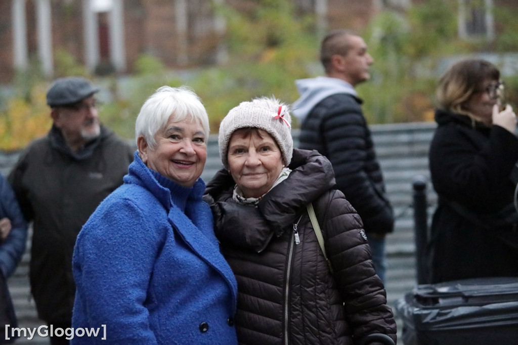 Rynkiem szli z wielką flagą