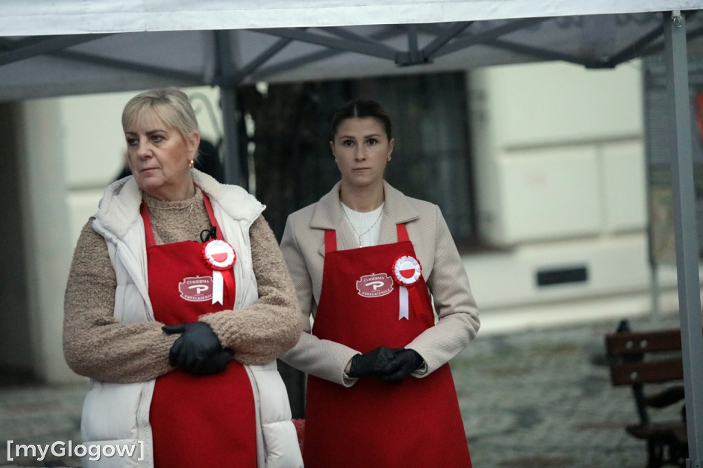 Rynkiem szli z wielką flagą