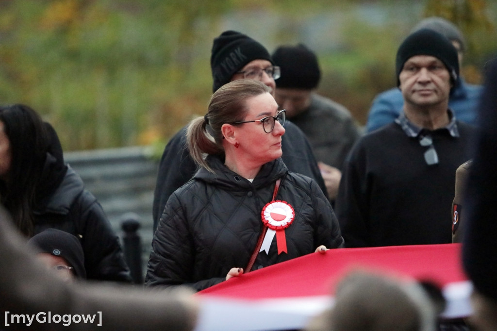 Rynkiem szli z wielką flagą