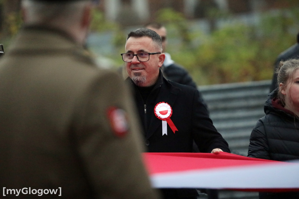 Rynkiem szli z wielką flagą