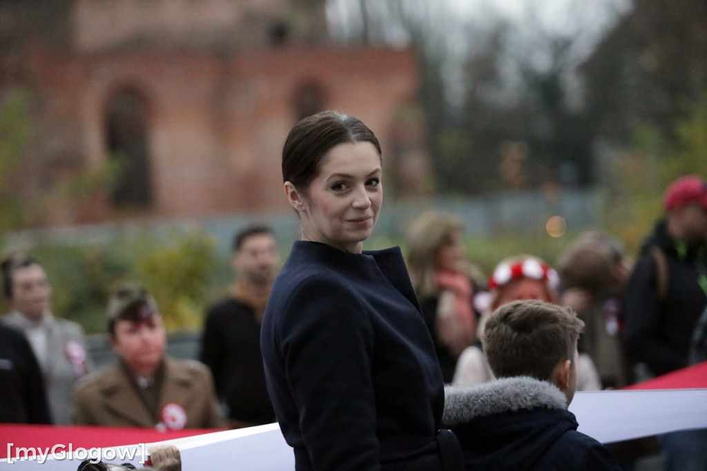 Rynkiem szli z wielką flagą