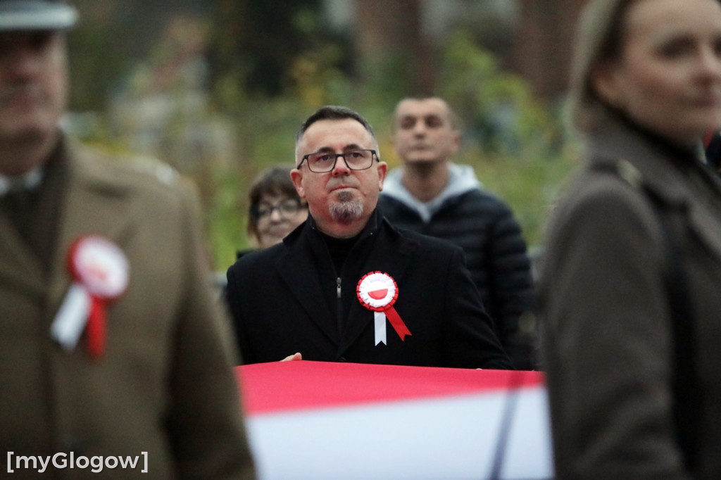 Rynkiem szli z wielką flagą