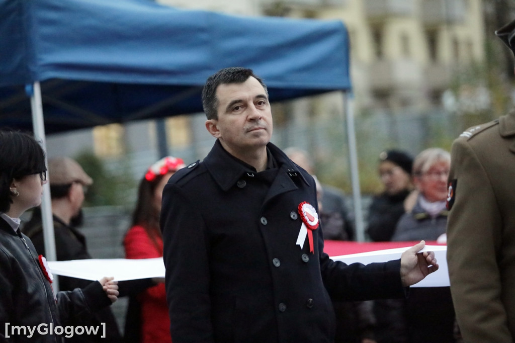 Rynkiem szli z wielką flagą