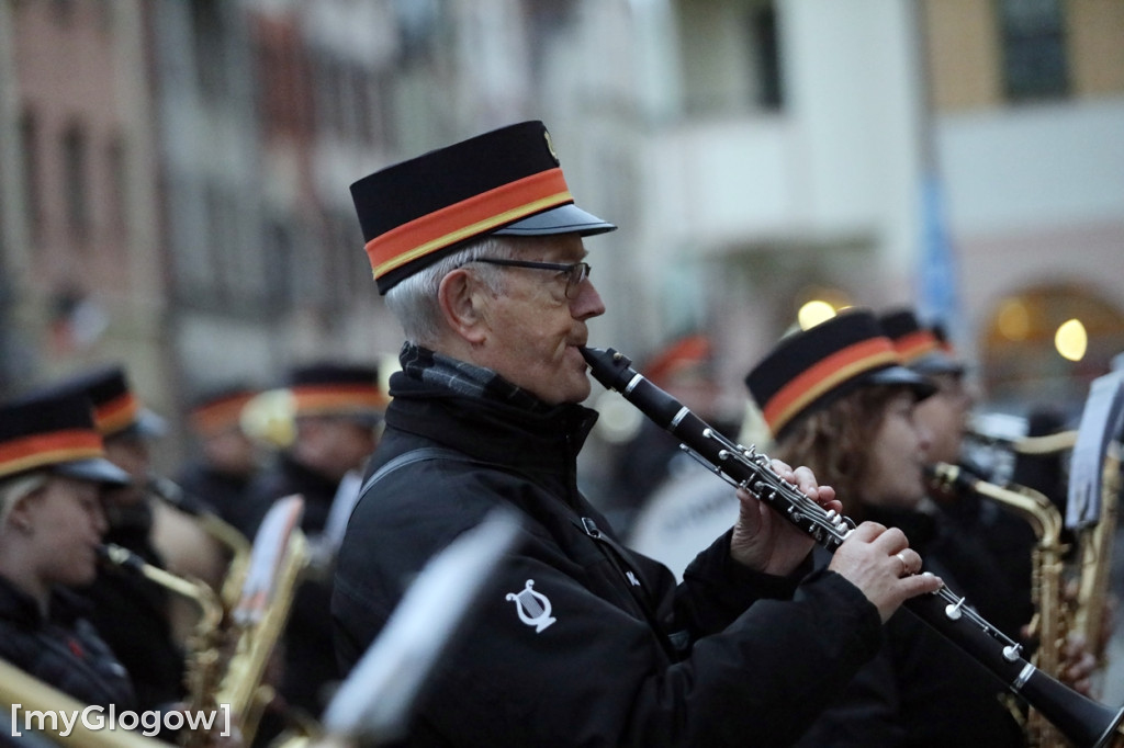 Rynkiem szli z wielką flagą