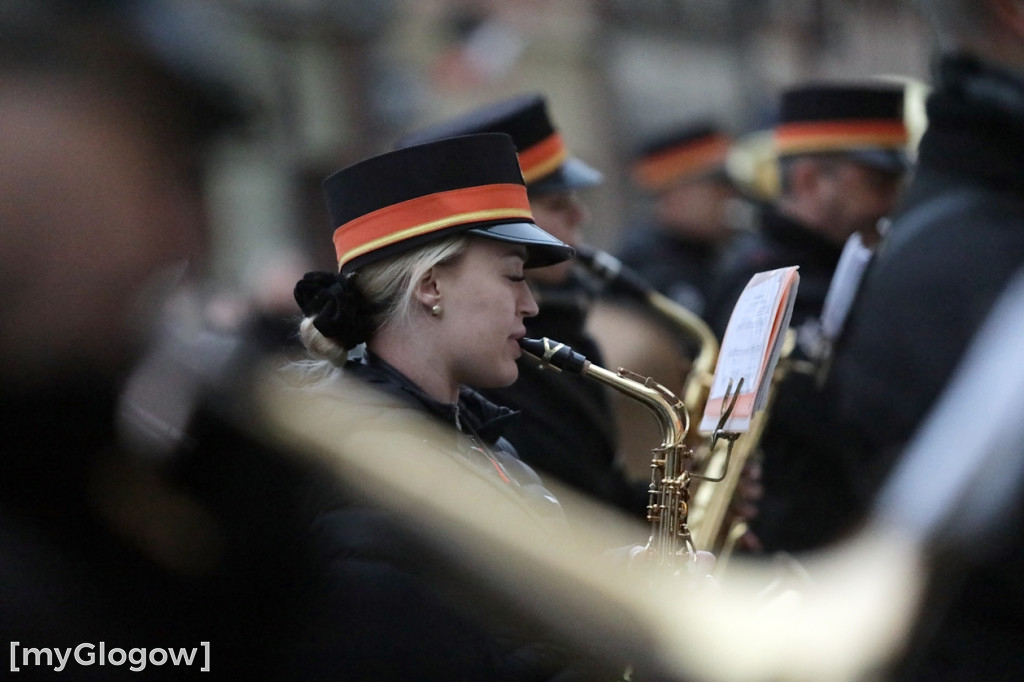 Rynkiem szli z wielką flagą