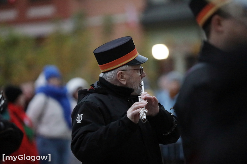 Rynkiem szli z wielką flagą