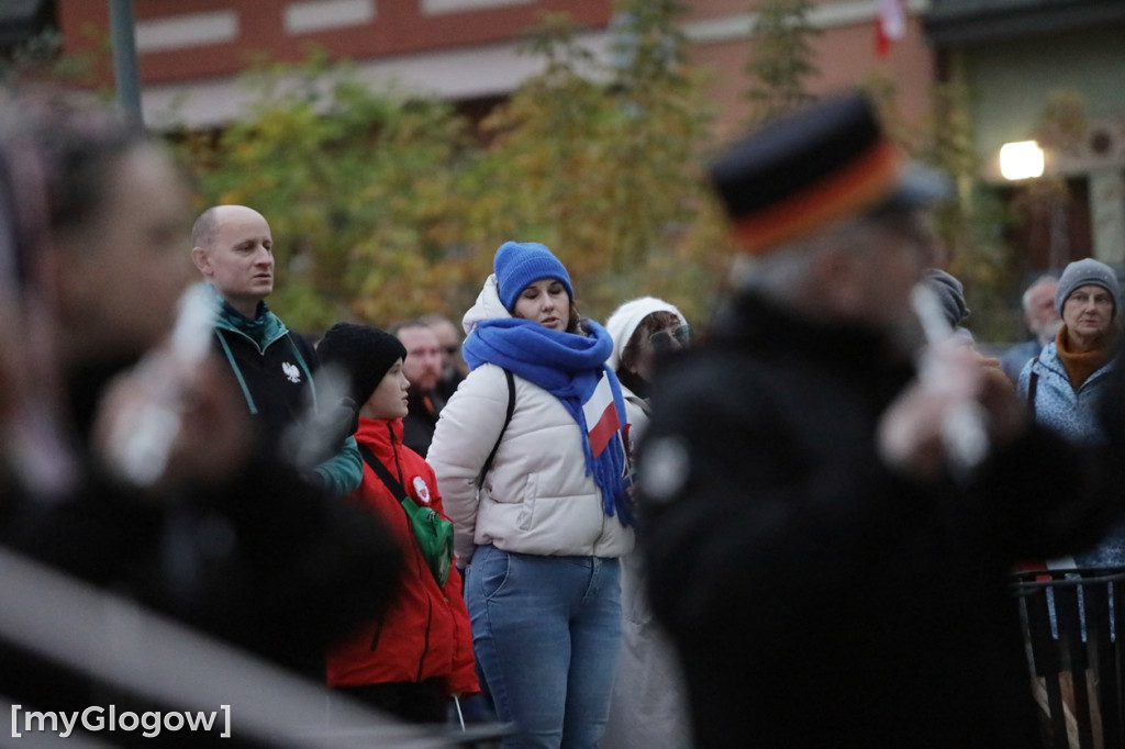 Rynkiem szli z wielką flagą