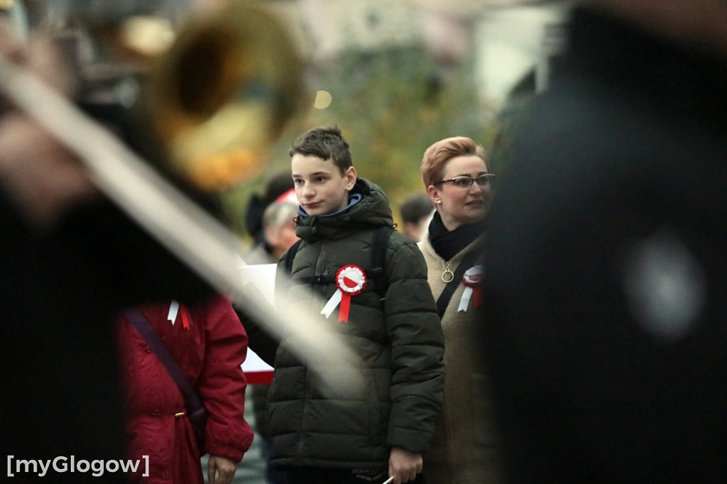 Rynkiem szli z wielką flagą