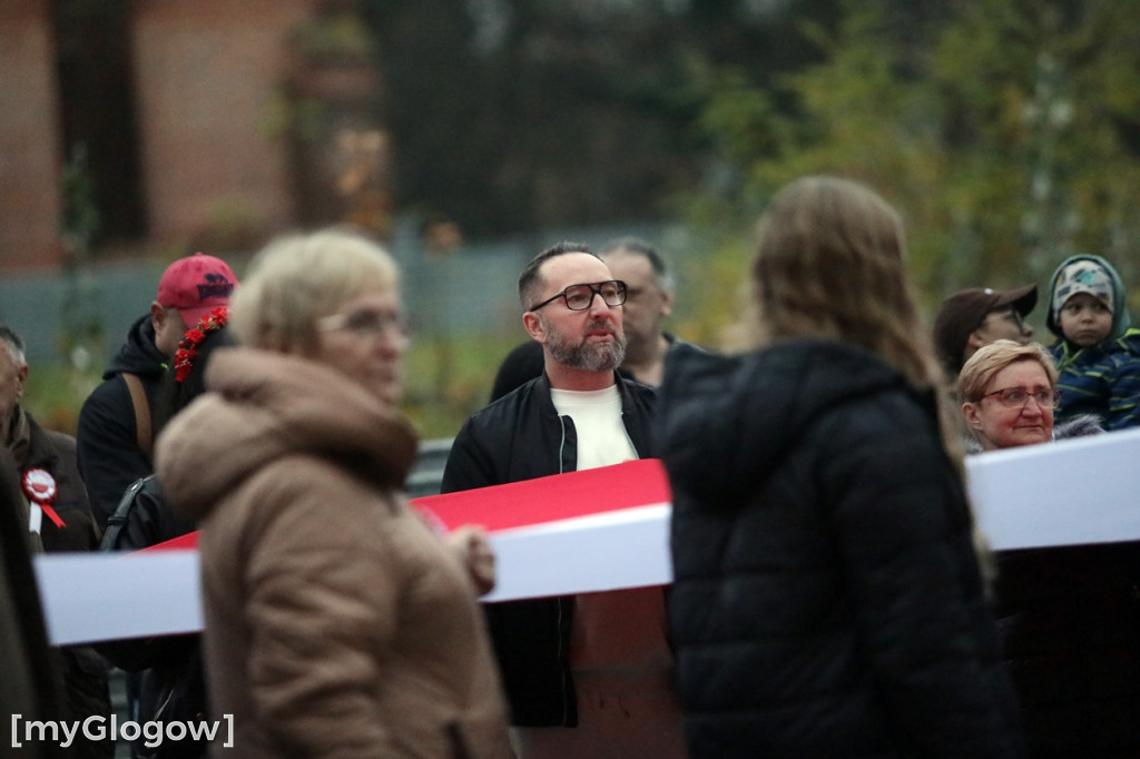 Rynkiem szli z wielką flagą