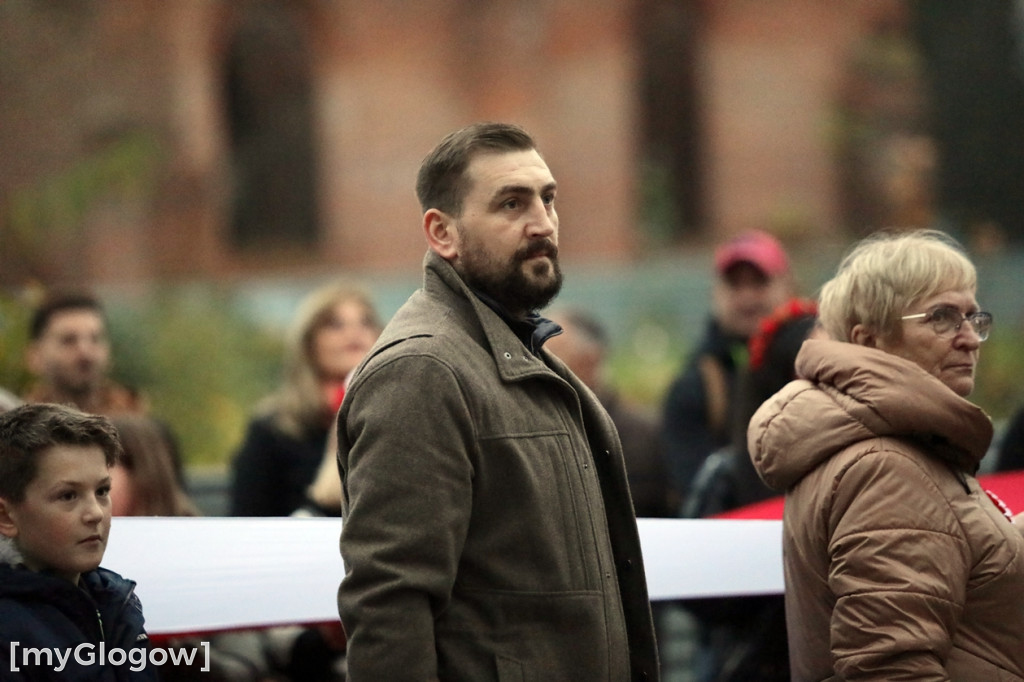 Rynkiem szli z wielką flagą