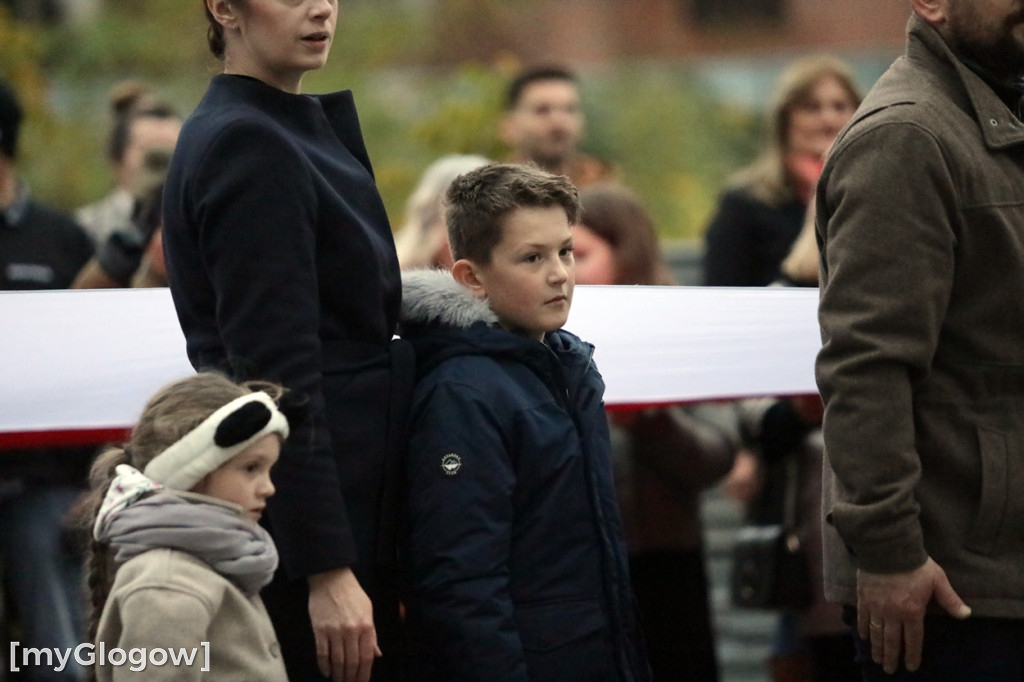 Rynkiem szli z wielką flagą