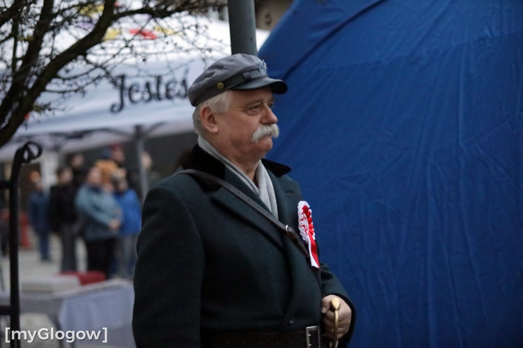 Rynkiem szli z wielką flagą