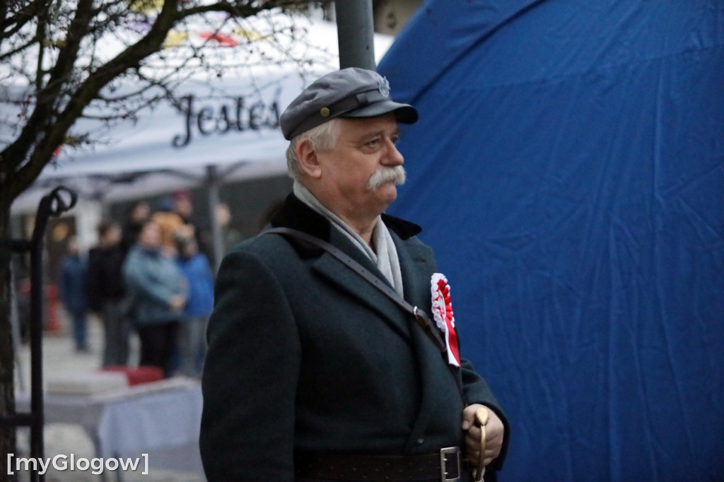 Rynkiem szli z wielką flagą
