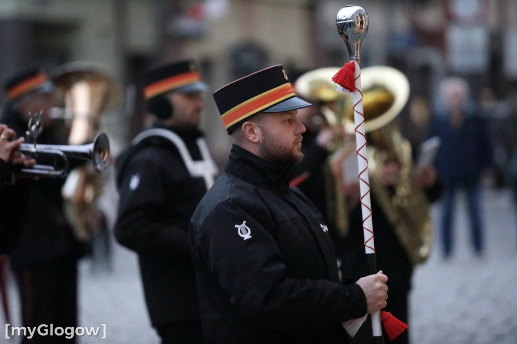 Rynkiem szli z wielką flagą
