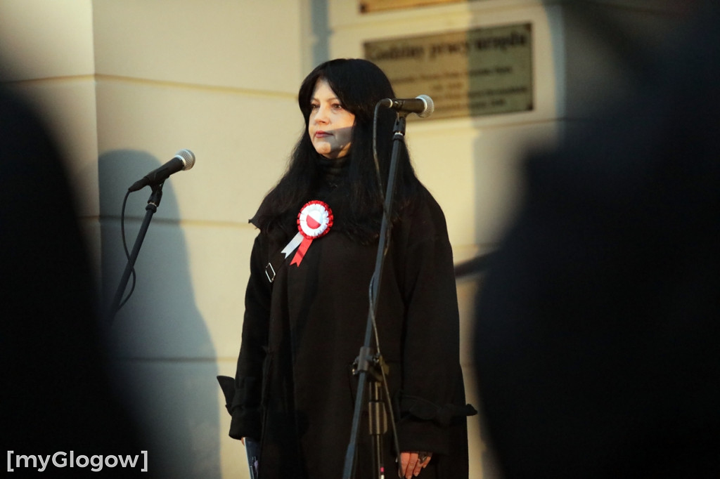 Rynkiem szli z wielką flagą