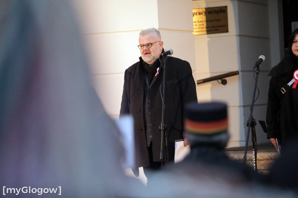 Rynkiem szli z wielką flagą