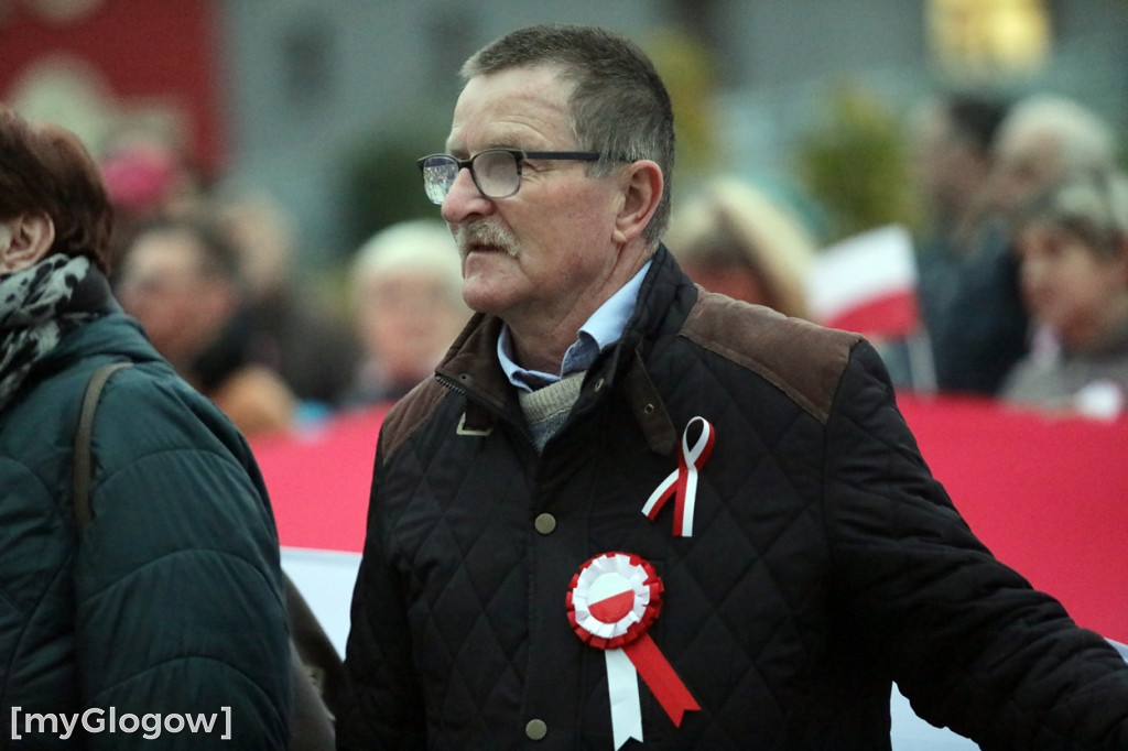 Rynkiem szli z wielką flagą