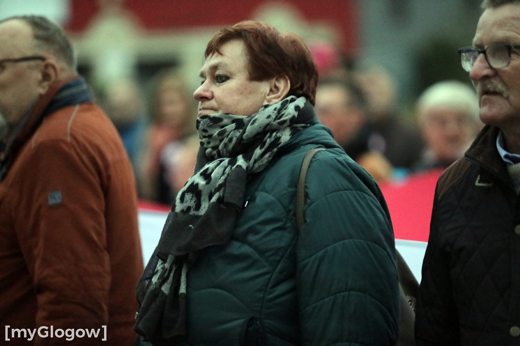 Rynkiem szli z wielką flagą