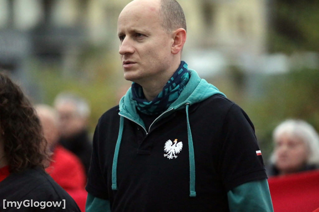 Rynkiem szli z wielką flagą